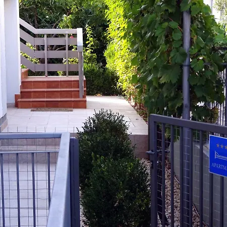 Lily Апартаменты *